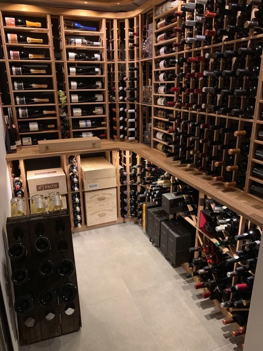 Maßgefertigte Holz-Weinregale im Weinkeller